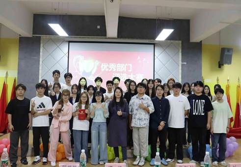 一群人站在室内合影AI 生成的内容可能不正确。