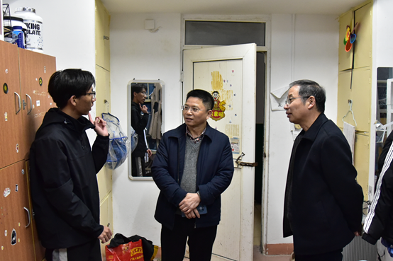 一群穿着西装的人站在房间里AI 生成的内容可能不正确。